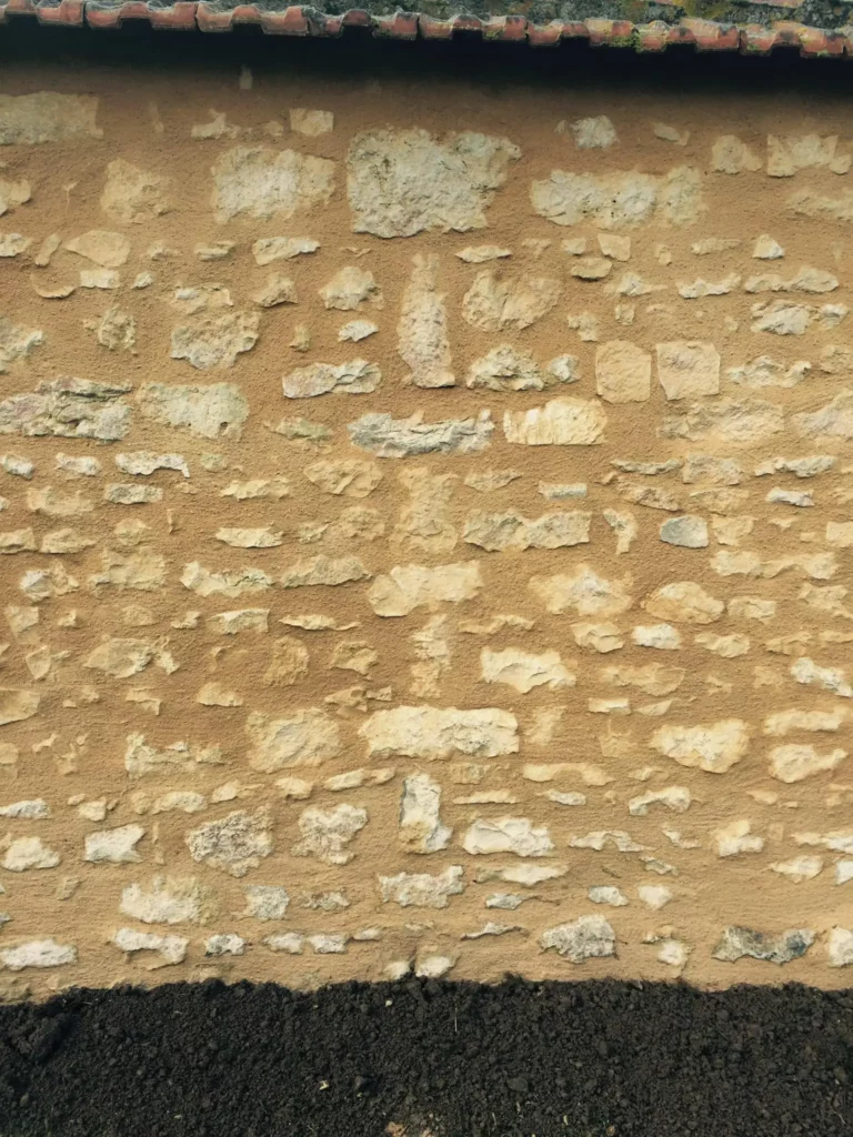 Mur de pierre avec enduit chaux