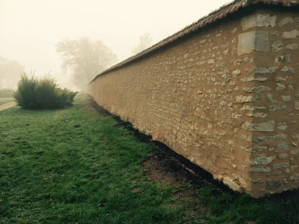 Mur de pierre avec enduit chaux