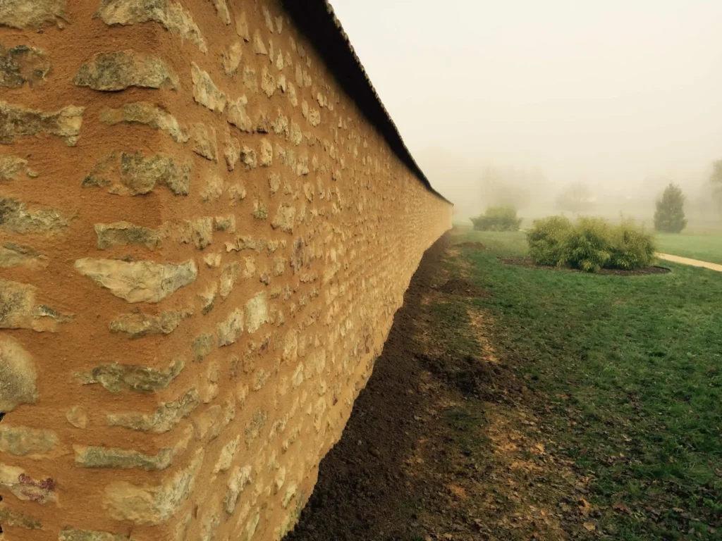 Mur de pierre avec enduit chaux