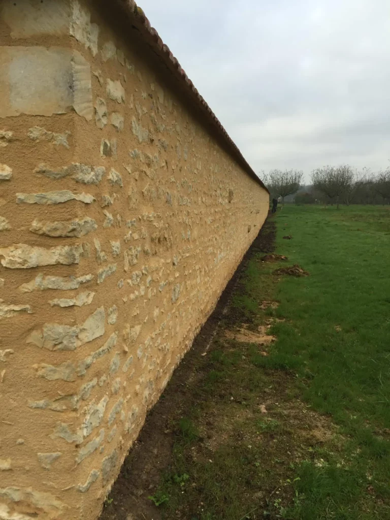 Mur de pierre avec enduit chaux